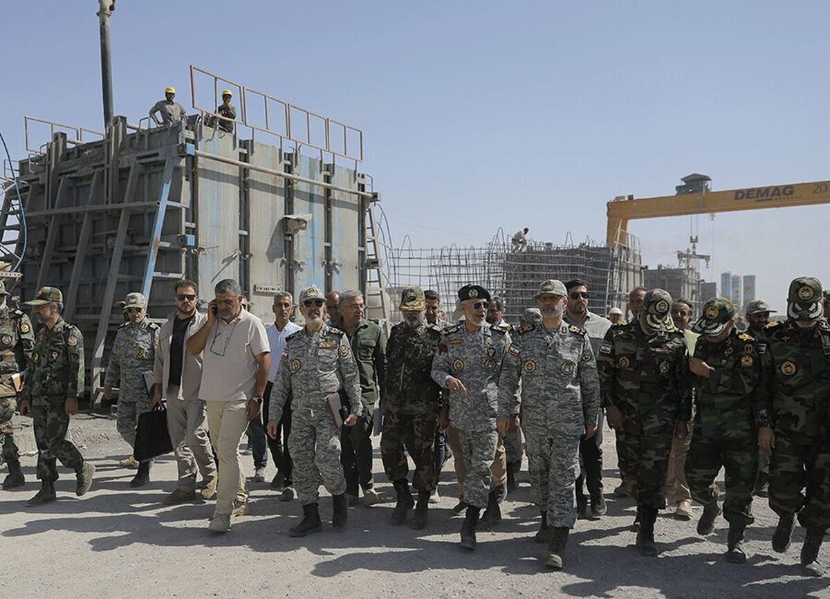 فرمانده کل ارتش: یگان‌های نیروی زمینی با همه توان از مرزها محافظت می‌کنند