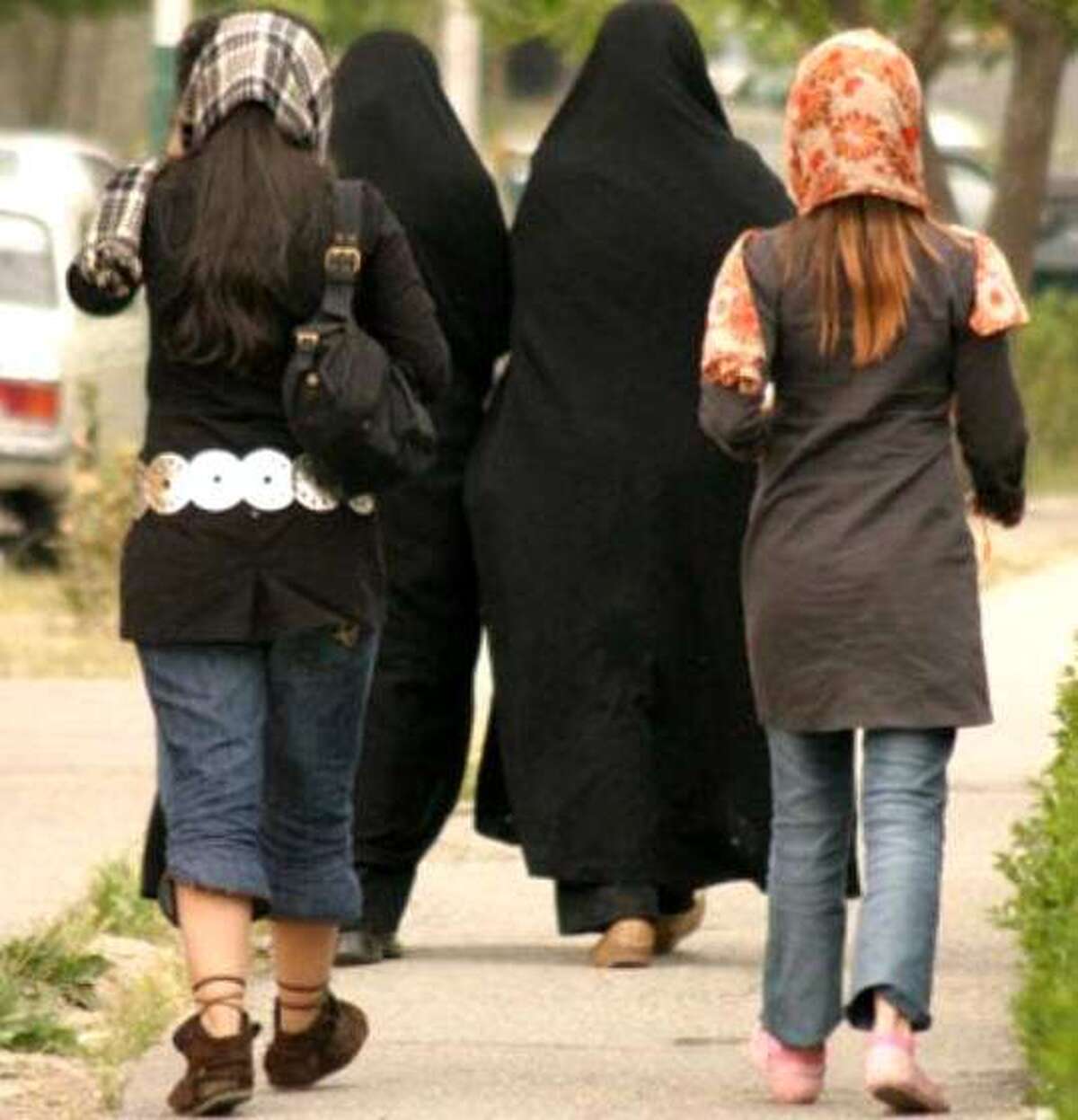 کیهان: نیازی به توپ و تانک نیست، اگر سنگر حجاب فرو بریزد سایر عرصه‌ها هم فرو می‌ریزد