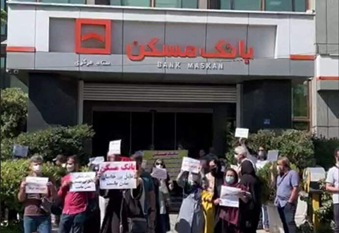 فیلم| صدای کارکنان بانک مسکن بلند شد؛ اعتراض شدید کارمندان بانک مسکن و بی خیالی مدیرعامل