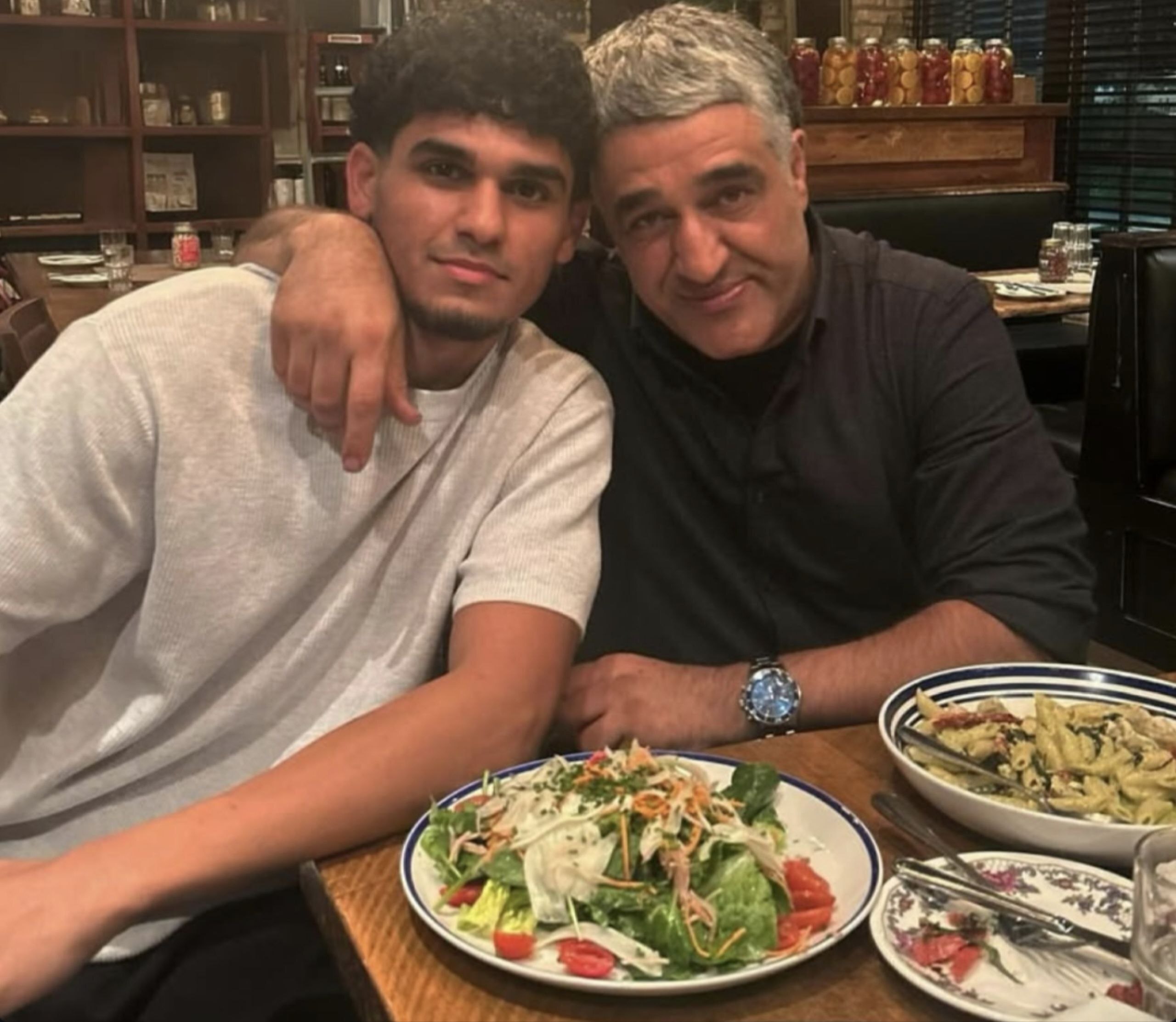 عکس| پژمان جمشیدی در کنار برادر و برادزاده اش عکس| پژمان جمشیدی در کنار برادر و برادزاده اش