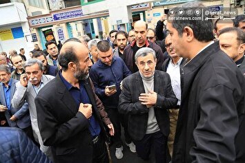 تصاویر| حضور محمود احمدی‌نژاد در مراسم تشییع خواهرش