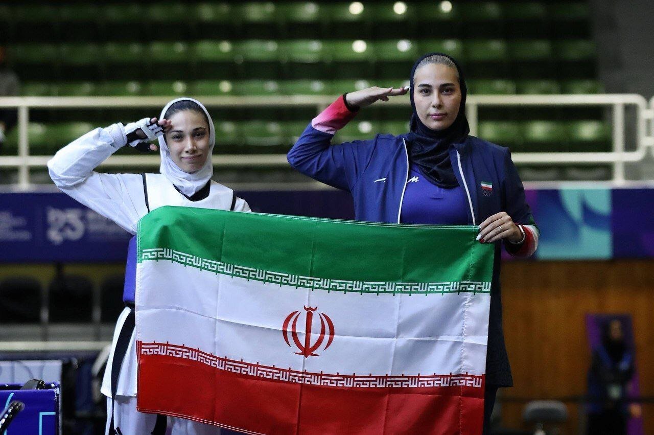 عکس | سلام نظامی مهروز ساعی پس از کسب مدال طلای عکس | سلام نظامی مهروز ساعی پس از کسب مدال طلای