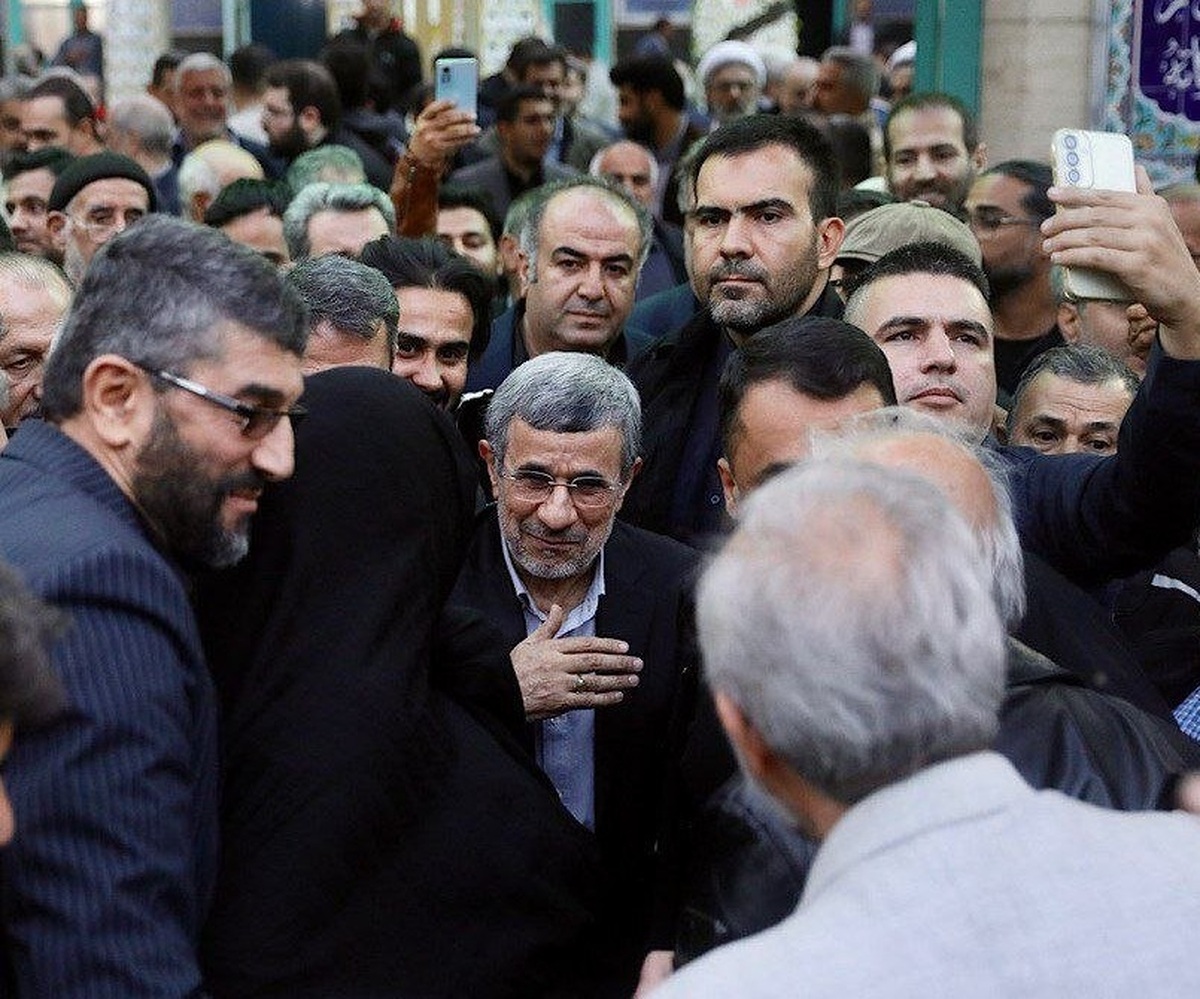 رنگ لباس احمدی نژاد در مراسم ختم خواهرش خبرساز شد+ عکس