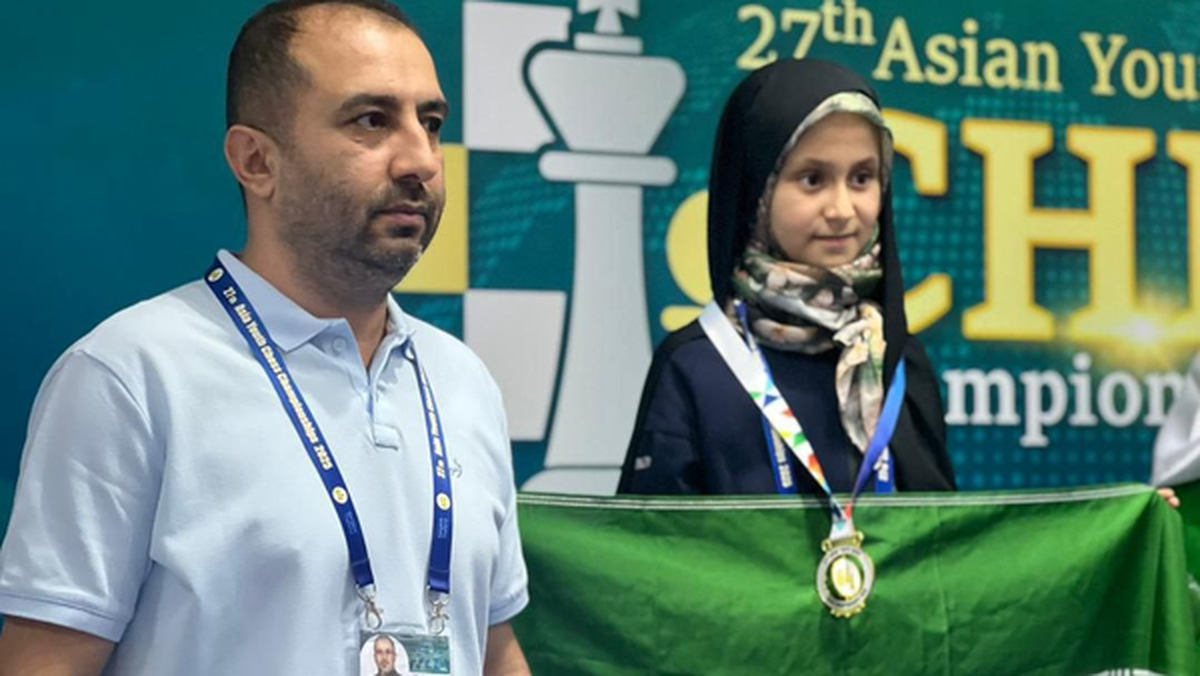 دختر شطرنج‌باز ایران با چادر سکوی آسیا را فتح کرد