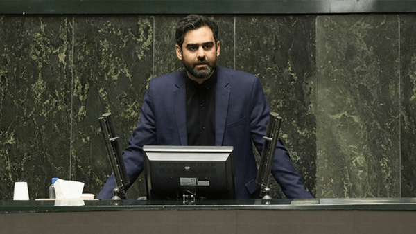 ثابتی:روحانی به جای زبان درازی باید به پشت میله های زندان برسد