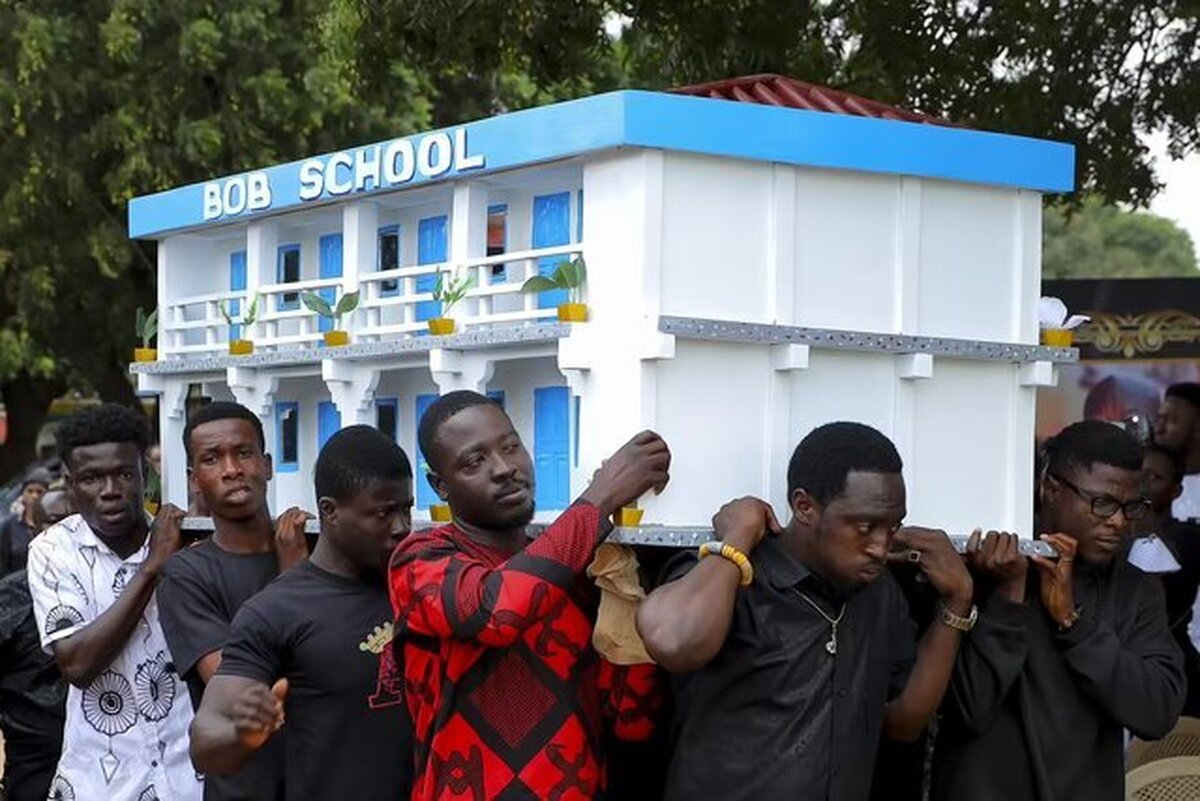 در این کشور مردگان را در «بطری، کفش و هواپیما» دفن میکنند