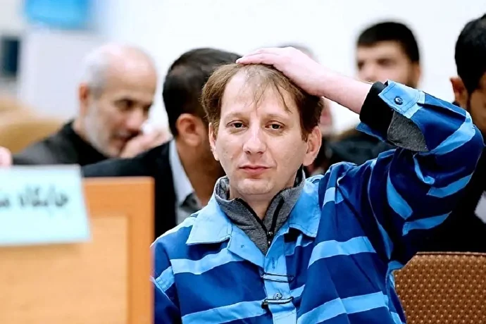 فیلم| مجسمه بابک زنجانی در قوه قضائیه داخل زندان!