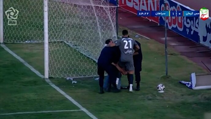 فیلم| اقدام عجیب جیمی جامپ‌ها کنار پای سیدحسین حسینی!