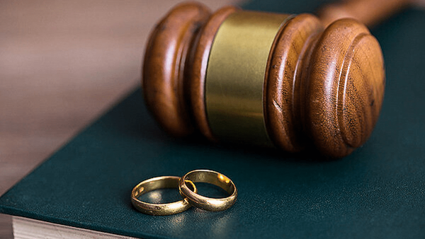 در قانون جدید با شروطی حق طلاق به زن داده می‌شود