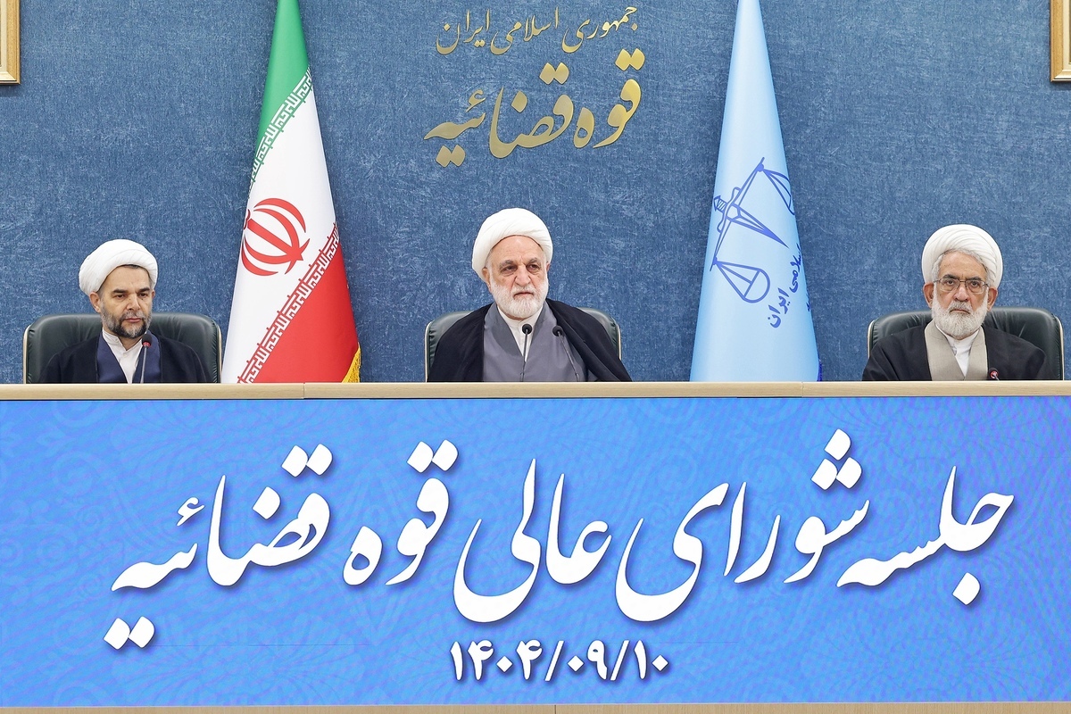 برخی از انقلابیون دیروز امروز مصرحات قانون اساسی را انکار می‌کنند