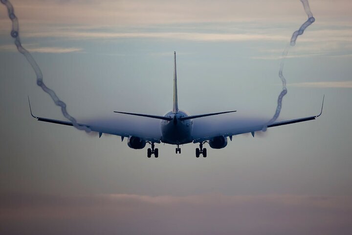 چرا نور کابین هواپیما موقع فرود و برخاستن کم می‌شود؟