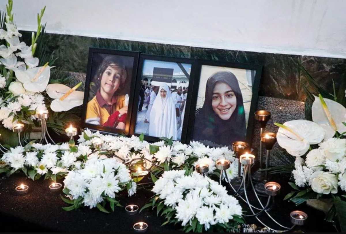 دلجویی عارف از سقاب اصفهانی و فرزندش در مراسم ترحیم+عکس