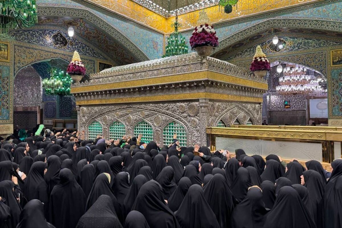 مراسم غبارروبی ضریح مطهر امام رضا(ع) با حضور بانوان برگزار شد | تنها وزیر زن دولت در این مراسم حضور نیافت