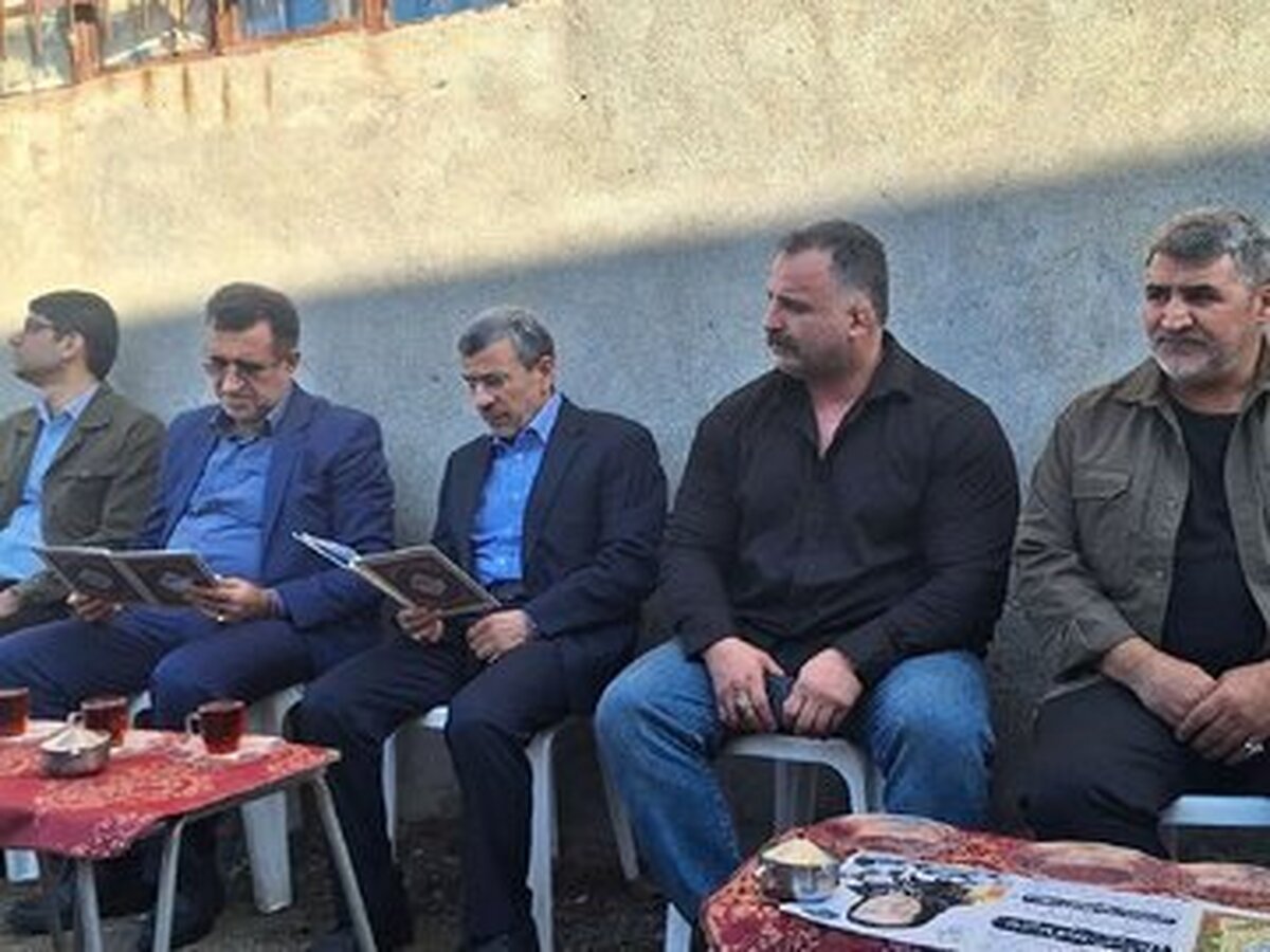 محمود احمدی‌نژاد در مراسم ختم خواهر مشایی+  عکس