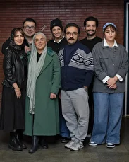 عکس| نگاهی به تیپ و استایل بازیگران ایرانی در پشت صحنه نمایش «باران اسیدی»