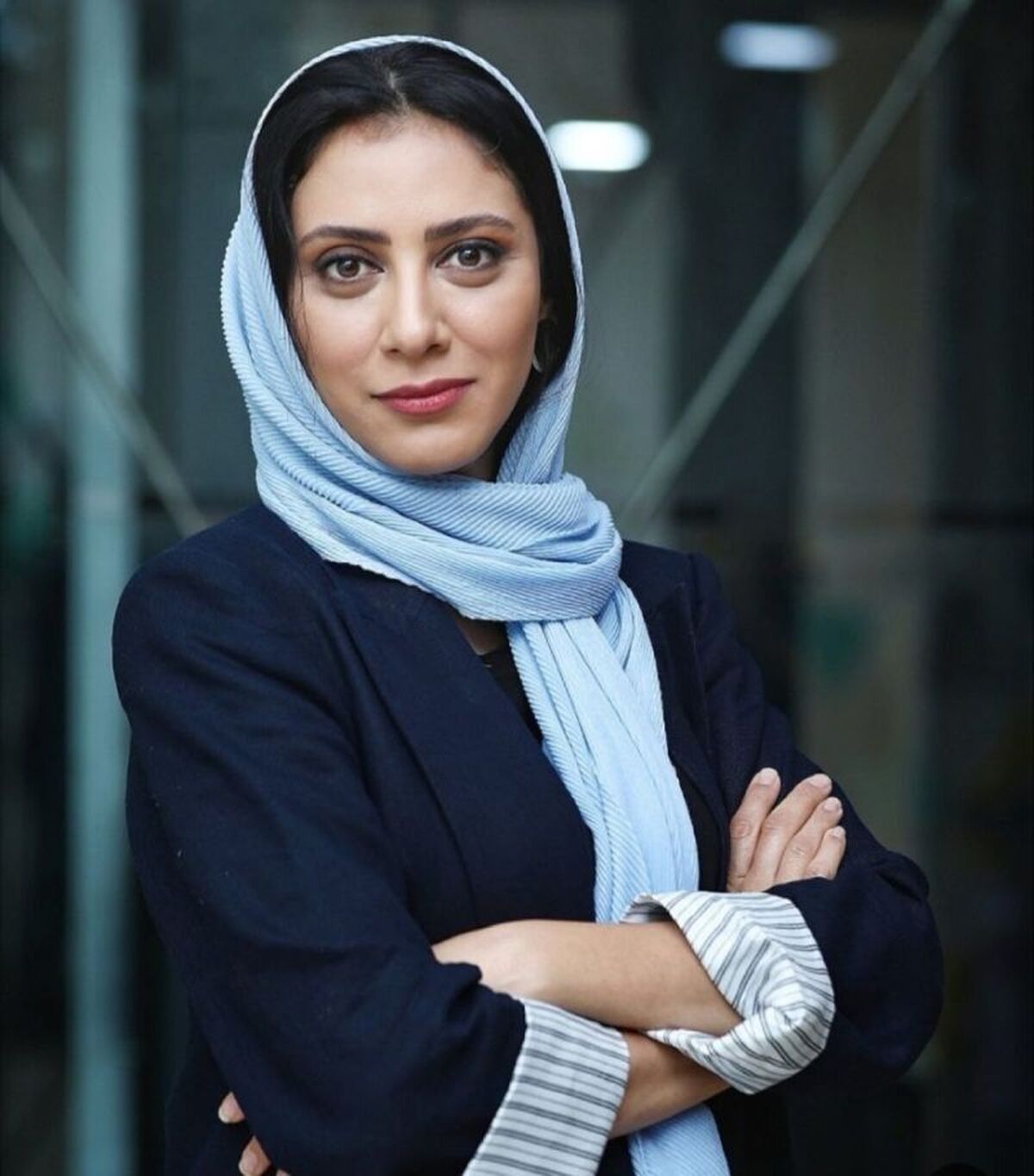 عکس| حال آشفته و خسته مونا فرجاد پشت در