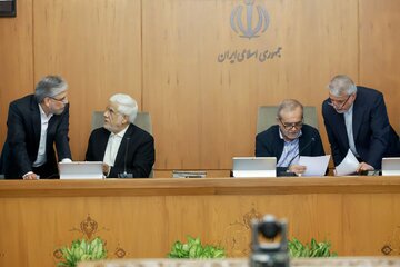 سکوت  پزشکیان در قبال عملکرد وزرا، اعتبار رئیس‌جمهور را زیر سؤال می‌برد!