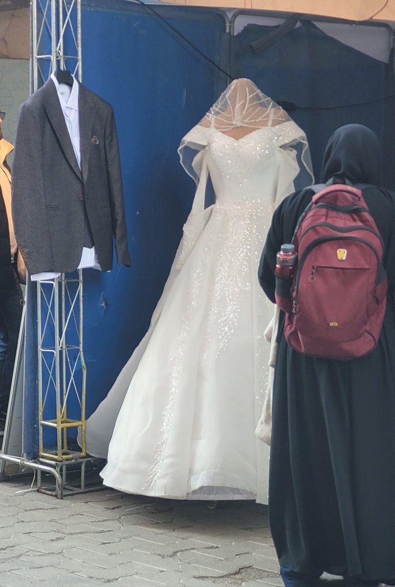 نمایش عجیب لباس عروس و داماد در یک دانشگاه! + عکس نمایش عجیب لباس عروس و داماد در یک دانشگاه! + عکس