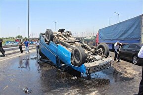 فیلم| لحظه واژگونی نیسان آبی در جاده لغزنده