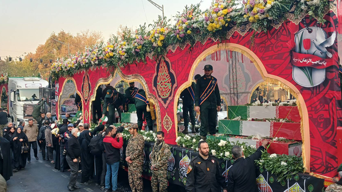 تابوت‌های بی‌نام، پل‌ بین گذشته و آینده