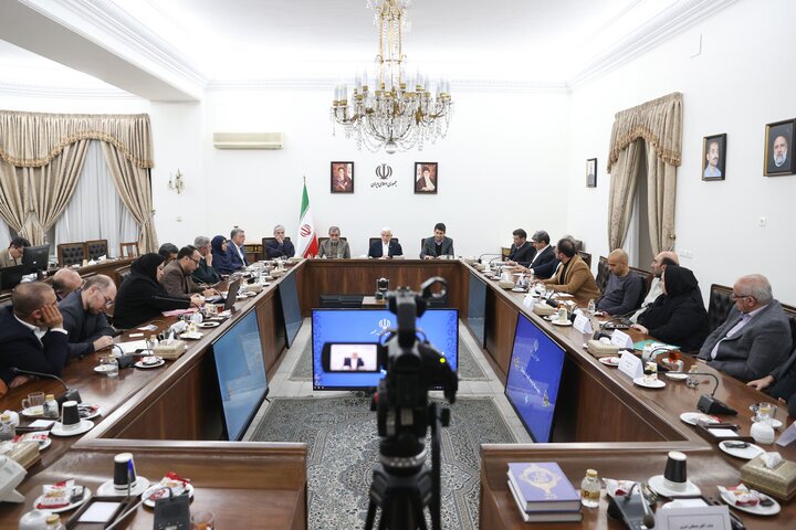 عارف: راهی جز استفاده از اقتصاد دیجیتال نداریم