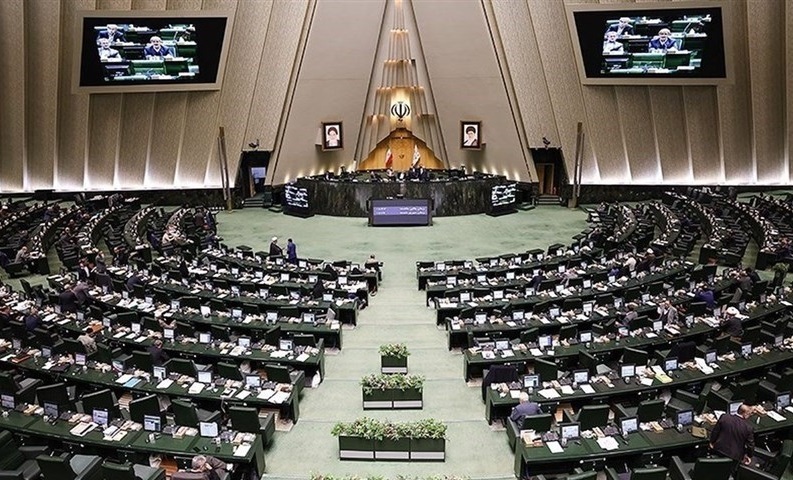 سؤال‌کننده وزیر بهداشت قانع نشد؛ مجلس قانع شد