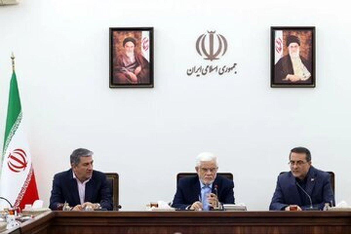 عارف: مدیری که در مسیر مخالف تصمیمات دولت است نمی‌تواند به عنوان مدیر ارشد دولت باقی بماند