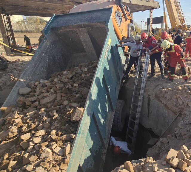 سقوط کامیون در گودال پنهان جاده مخصوص