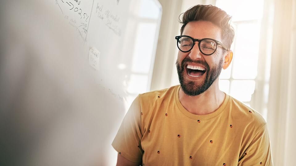 چرا در موقعیت‌های جدی می‌خندیم؟