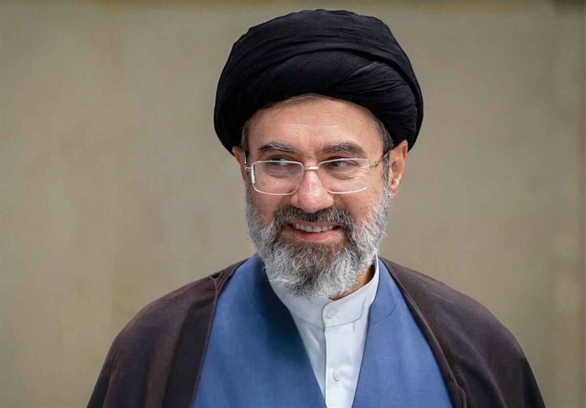 تصویری از حضور آیت‌الله مجتبی خامنه‌ای در مدرسه فرزندشان+ عکس