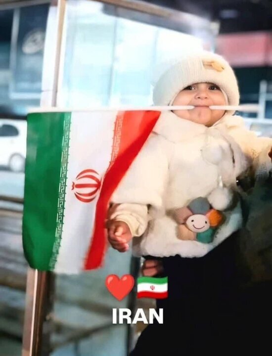 ایرانیان از کودکی پرچم میهن را با چنگ و دندان بالا نگه می‌دارند+عکس