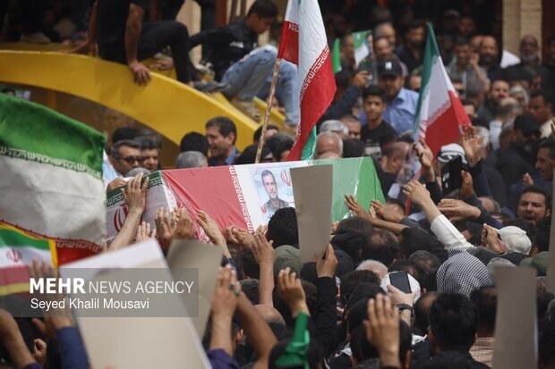 پیکر شهید «علیرضا تنگسیری» رهسپار خانه ابدی شد| مردم آبادان سنگ تمام گذاشتند