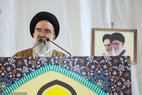 آیت‌الله خاتمی: اعتماد به خدا و اتکای به مردم ارکان مقابله با دشمن است