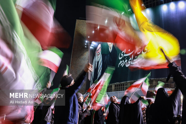 عزاداری مردم در سوگ رهبر شهید در میدان حضرت ولیعصر (عج) تهران