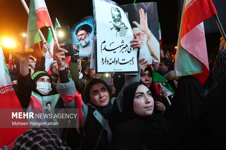 عزاداری و تجمع مردمی در سوگ رهبر شهید در میدان انقلاب اسلامی تهران