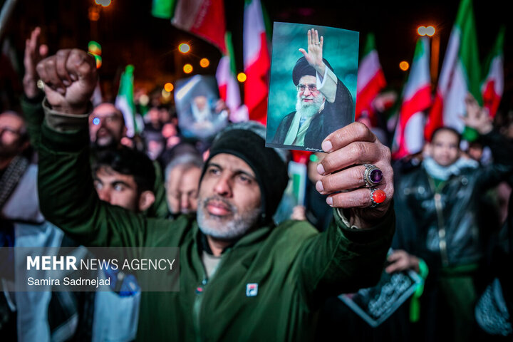 عزاداری و تجمع مردمی در سوگ رهبر شهید در میدان انقلاب تهران