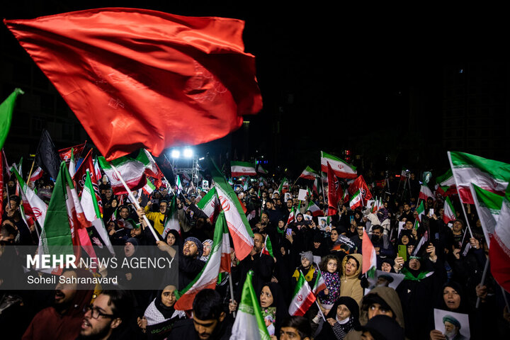 عزاداری و تجمع مردمی در سوگ رهبر شهید در میدان حضرت ولیعصر (عج) تهران