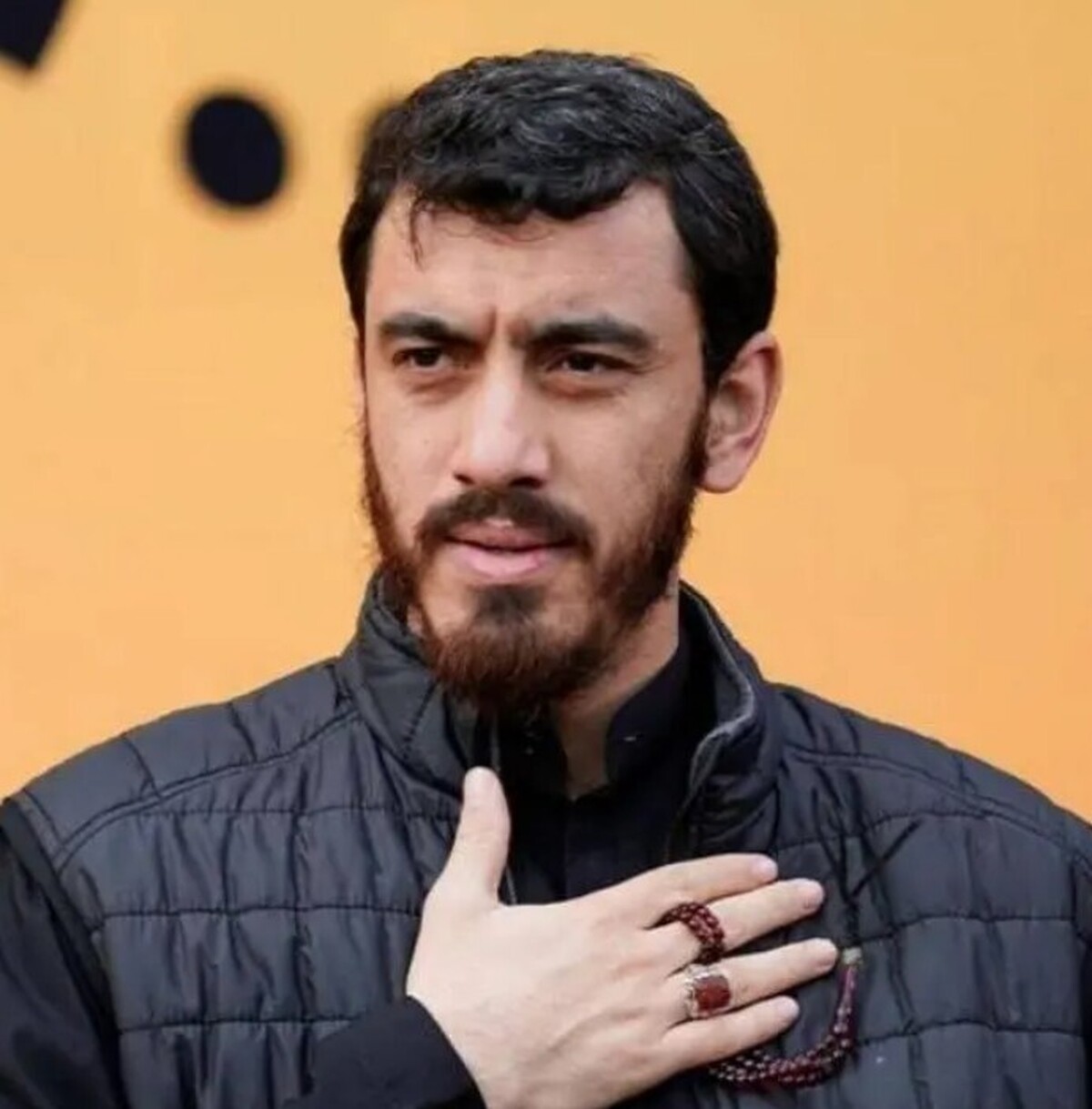 شعر «تو رستم تهمتنی، بزن که خوب می‌زنی» را چه کسی سروده؟