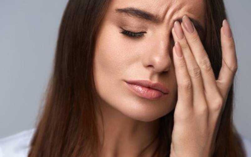 چرا گاهی پلک چشم‌مان می‌پرد؟