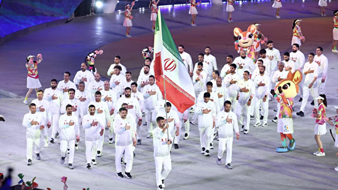 فیلم| رژه معنادار کاروان دنا در افتتاحیه بازی‌های ساحلی سانیا