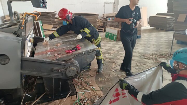 مرگ دلخراش کارگر ۳۰ ساله در دستگاه برش کارتن