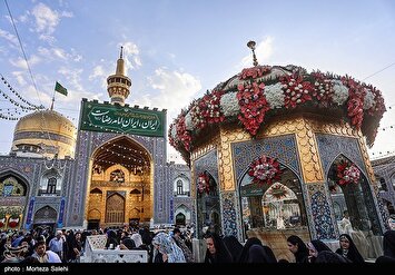 تصاویر| گل آرایی سقاخانه و پنجره فولاد حرم رضوی به مناسبت دهه کرامت