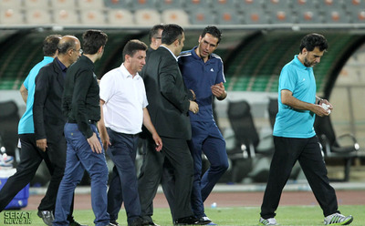 امیرحسین صادقی پس از بازی برای خسته نباشید به سوی امیر قلعه نویی رفت که با برخورد شدید سرمربی مواجه شد