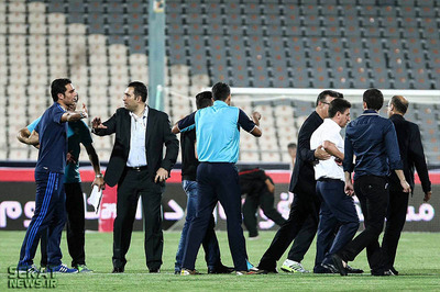 تلاش امیر عرب برای خروج امیرحسین صادقی از ورزشگاه 