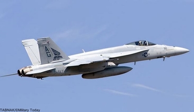 Nr. 2 Boeing F/A-18E/F Super Hornet (USA) -ک دانل داگلاس اف/ای-18 هورنت (به انگلیسی: McDonnell Douglas F/A-18 Hornet) جت جنگنده چندمنظوره فراصوت دوموتوره و تک سرنشینهای است که در اواخر دهه 1970 بر اساس جنگنده آزمایشی وایاف-17 توسط شرکت مکدانل داگلاس و نورتروپ برای استفاده در نیروی دریایی و تفنگداران دریایی آمریکا طراحی شد. این هواپیما هم توانایی نبردهای هوایی و هم قابلیت حمله به اهداف سطحی را دارد و مهمترین ماموریتهایی که برای آن تعریف شده شامل دفاع هوایی از ناوگانهای دریایی، اسکورت جنگندههای دیگر، سرکوب پدافند هوایی دشمن، حملات ضربتی و بمباران اهداف زمینی و دریایی، ماموریتهای برتری هوایی، رهگیری جنگندهها و بمبافکنها و موشکهای دشمن، پشتیبانی نزدیک هوایی، و شناسایی هوایی میشود. اف-18 برای انجام ماموریت شبانهروزی در هر نوع شرایط آبوهوایی طراحی شده و قابلیت سوختگیری در هوا و فرود و پرواز از ناوهای هواپیمابر را دارد. بهای هر فروند بیش از60 میلیون دلار