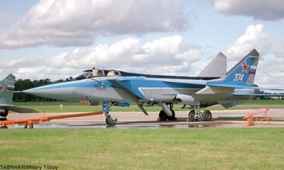 Nr.7 Mikoyan MiG-31 (Russia).میگ-31 (به روسی: МиГ-31) (نام ناتو: فاکسهاوند Foxhound)، یک هواپیمای رهگیر مافوق صوت است که توسط شرکت میکویان در شوروی به عنوان جایگزین جنگنده میگ-25 فاکسبَت ساخته شد. دفتر طراحی میکویان این جنگنده را بر اساس میگ-25 طراحی کردهاست. میگ-31 اولین پرواز خود را در سال 1975 انجام داد و از سال 1982 وارد خدمت فعال نظامی در ارتش شوروی شد و تا زمان فروپاشی شوروی، پیشرفتهترین هواپیمای رهگیر این کشور بود.میگ 31 تواناترین هواپیمای رهگیر دفاع هوایی روسهاست که قابلیت درگیری همزمان با چندین هدف را دارد. رادار نیرومند زاسلون اسبیآی-16 مهمترین عامل تاثیرگذاری میگ-31 است که در زمان خود قویترین رادار جنگنده دنیا محسوب میشد. موتور جدید سولویف دی-30اف6 هم موجب شده بود تا برد عملیاتی و پارامترهای پروازی اصلی این هواپیما در مقایسه با میگ-25 ارتقا پیدا کند. بدنه و بالهای آن هم از میگ-25 قویتر بود و توانایی پرواز مافوق صوت در ارتفاع پایین را داشت.بهای هر فروند57 الی60 میلیون دلار