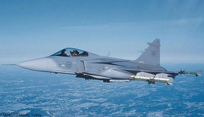 Nr.9 Saab JAS 39 Gripen (Sweden).ساب 39 گریپن (به سوئدی: Saab 39 Gripen) جنگنده چندمنظوره سبک و تکموتوره است که توسط شرکت سوئدی ساب سوئد طراحی و تولید گردیدهاست. گریپن (به معنی شیردال) که در 1988 برای اولین بار به پرواز درآمده بود، در سال 1997 به نیروی هوایی سوئد پیوست و جایگزین جنگندههای ساب 35 دراکن و ساب 37 ویگن شد. این هواپیما در سالهای بعد به کشورهای آفریقای جنوبی، تایلند، جمهوری چک و مجارستان هم فروخته شد.گریپن جت مافوق صوتی با سرعت بیش از دو ماخ است که مثل جنگندههای قبلی شرکت ساب از طراحی بالمثلثی و بدون دم همراه با کانارد بهره میبرد. مدلهای تازهتر ساب 39 به تجهیزات سوختگیری هوایی هم مجهز شدهاند و مدلهای صادراتی آن سازگاری قابل توجهی با استانداردهای ناتو دارند. این جنگنده از یک موتور ولوو-فلایگموتور نیرو میگیرد که از موتور آمریکایی جنرال الکتریک اف404 اقتباس شده است. موتوری که در جنگندههای اف-18 هورنت هم نصب شدهاست.بهای هر فروند بیش از 60 میلیون دلار