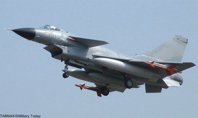 Nr.10 Chengdu J-10 (China).چنگدو جی-10 یک هواپیمای جنگنده چندمنظوره است که توسط شرکت چنگدوی چین برای ارتش چین طراحی و تولید شده است. این هواپیما، که در غرب به نام «اژدهای نیرومند» معروف است، میتواند به طور همزمان به عنوان یک جنگنده و یک بمبافکن سبک ایفای نقش کند. این هواپیما برای اجرای عملیات در هرگونه شرایط آب و هوایی در شب و روز طراحی شده است.طراحی این هواپیما در اواخر دهه 1980 به عنوان پاسخی به دو جنگنده میگ-29 و سوخو-27 شوروی آغاز شد. جی-10 در سال 1998 اولین پرواز خود را انجام داد و تولید انبوه آن از سال 2002 آغاز شد. پاکستان هم سفارش 150 فروند از این جنگنده را داده است که 36 فروند نخست در سال 2012 تحویل شد.بهای هر فروند بیش از 40 میلیون دلار