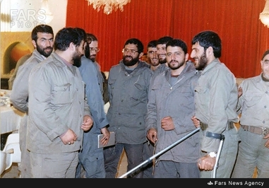  سردار اسماعیل احمدی مقدم(نفر دوم از راست) شهید غلامرضا صالحی نیز در تصویر دیده می شود(نفر اول از راست، با عصا) 