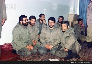  شهید محمود ایمانجانی (نفر اول از سمت راست)سردار اسماعیل احمدی مقدم - شهید غلامرضا آزادی نیز در تصویر دیده می شود(نفر دوم از چپ) 